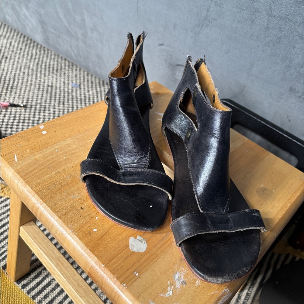 Bed Stu Black Leather Cutout Zip-Back Sandals - Picture 3 of 6